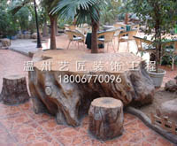 廣場(chǎng)上的仿樹(shù)樁桌椅