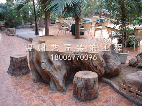 廣場(chǎng)上的仿樹(shù)樁桌椅
